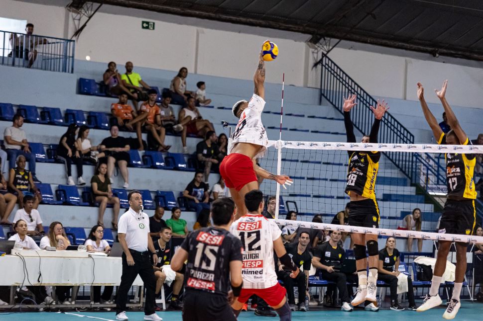 Sesi Bauru encara Praia Clube em confronto direto pelo G4 da Superliga 2024-2025