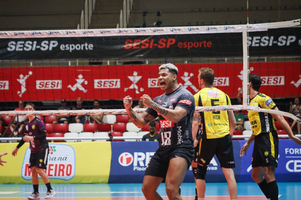 Sesi Bauru domina Praia Clube e sobe para G4 da Superliga