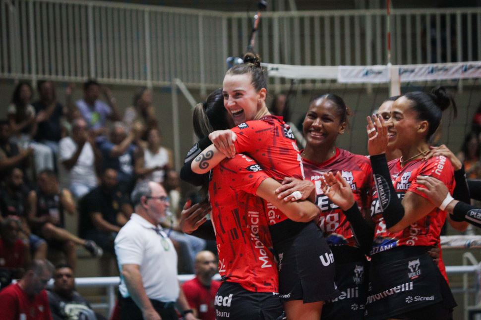 Em retorno de Dani Lins, Sesi Vôlei Bauru domina Fluminense e vence Jogo 1 das quartas de final