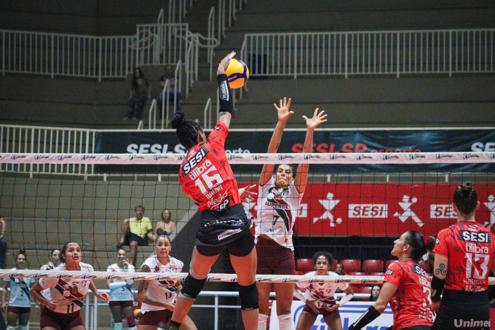 Sesi Vôlei Bauru enfrenta Fluminense por uma vaga na semifinal da Superliga