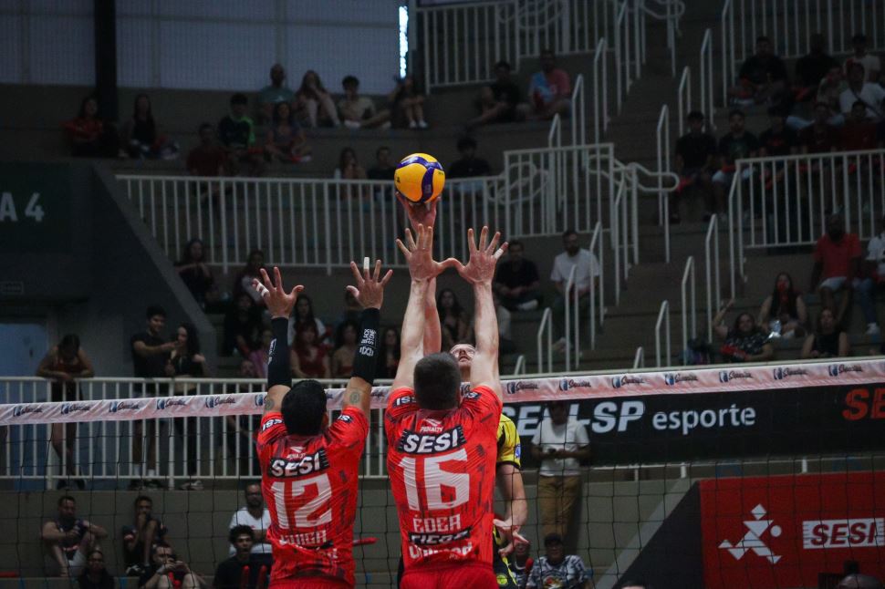 Sesi Bauru duela com Praia Clube fora de casa por vaga na semifinal