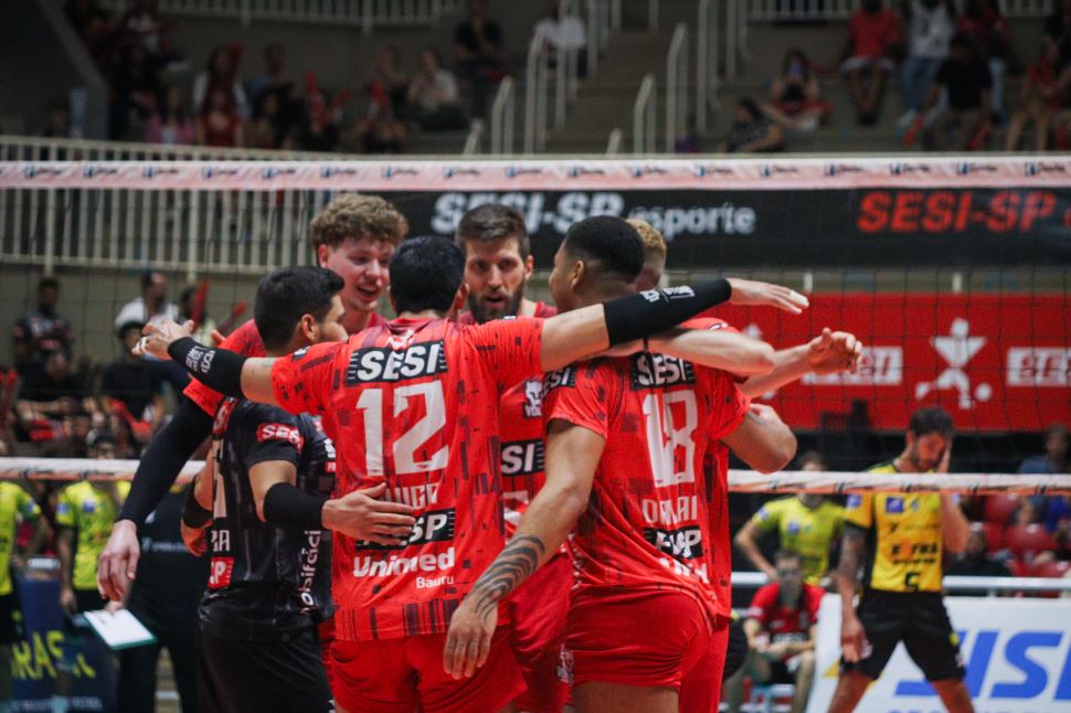 Sesi Bauru recebe Praia Clube em jogo decisivo na Superliga