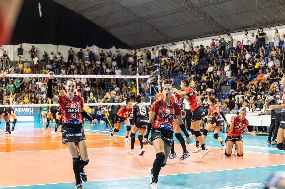 Sesi Vôlei Bauru domina nos bloqueios, vira partida e vence Praia Clube em Jogo 1 da semifinal