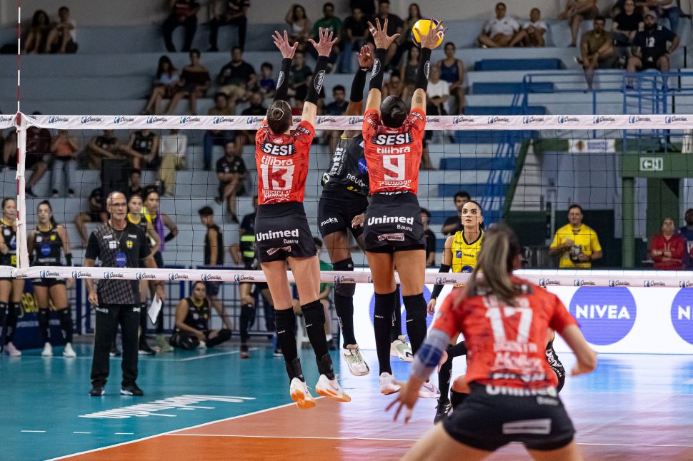 Sesi Vôlei Bauru recebe Dentil Praia Clube buscando vaga na final da Superliga