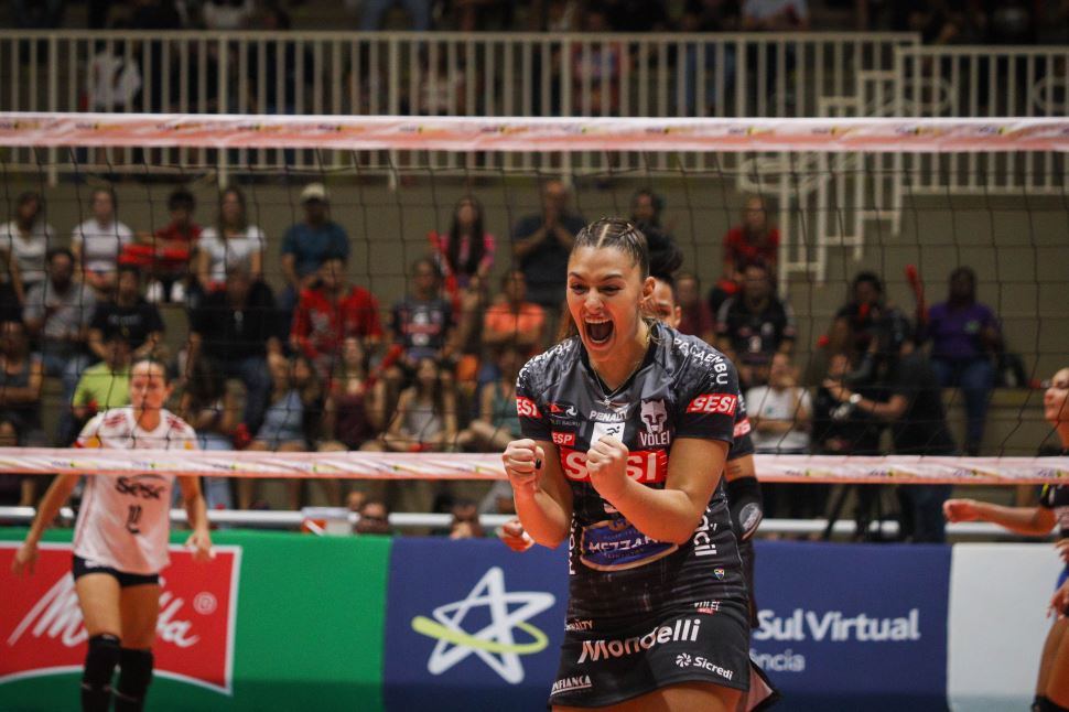 Melhor levantadora Sub-21 do continente, Amanda renova com o Sesi Vôlei Bauru