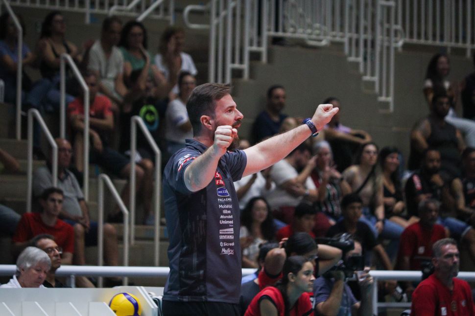Sesi Vôlei Bauru renova com técnico Henrique Modenesi
