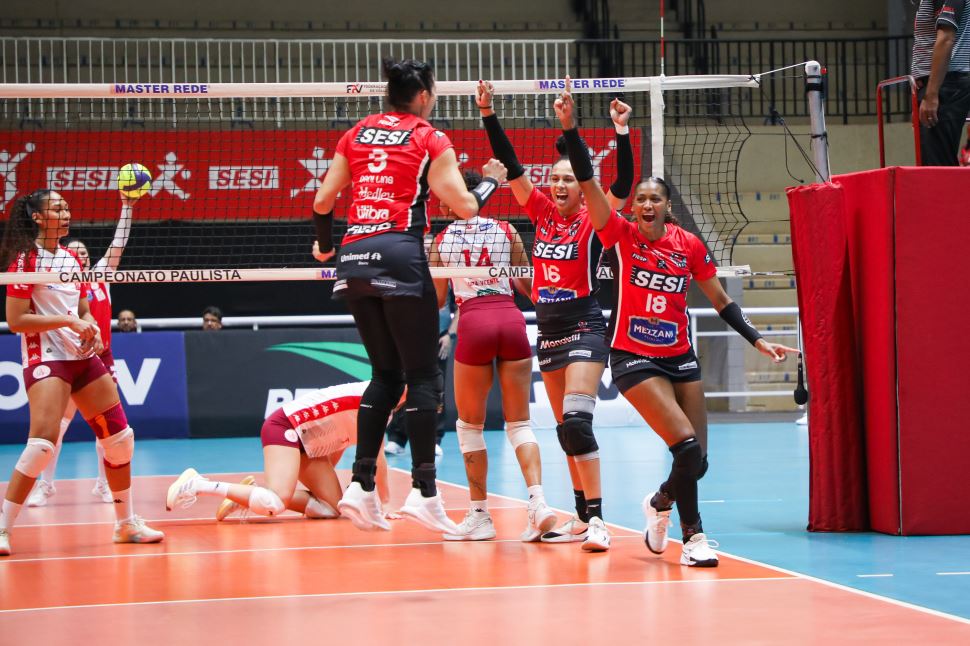 Sesi Vôlei Bauru luta e supera Paulistano Barueri no tie break