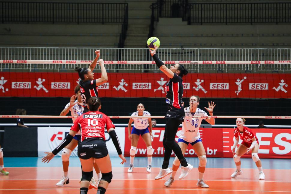 Sesi Vôlei Bauru supera defesa do Realizar Santos, vence e vai invicto para última rodada