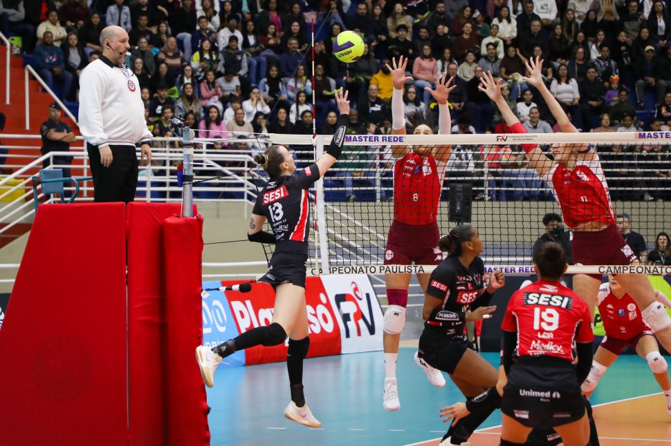 Sesi Vôlei Bauru recebe Paulistano Barueri em busca do tri paulista