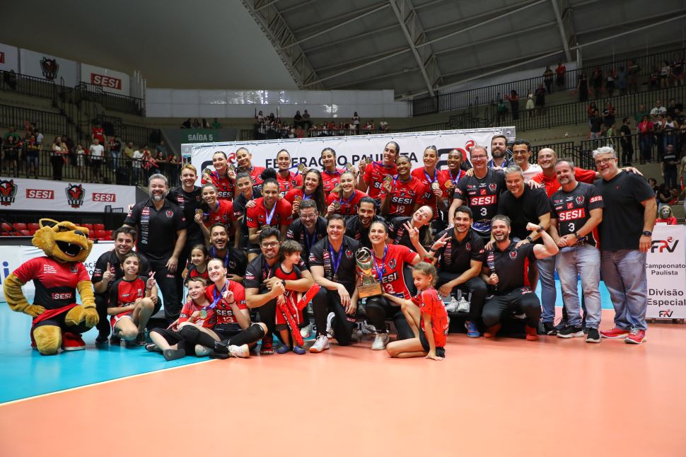 Em noite perfeita, Sesi Vôlei Bauru vence Paulistano Barueri e é tricampeão paulista