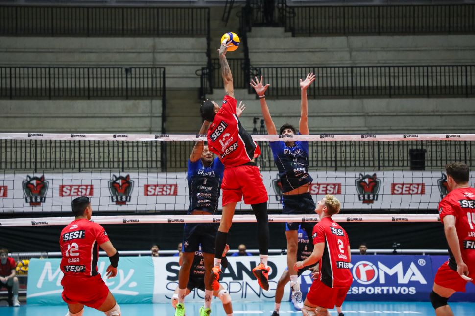 Buscando voltar a vencer, Sesi Bauru enfrenta líder Praia Clube na Superliga