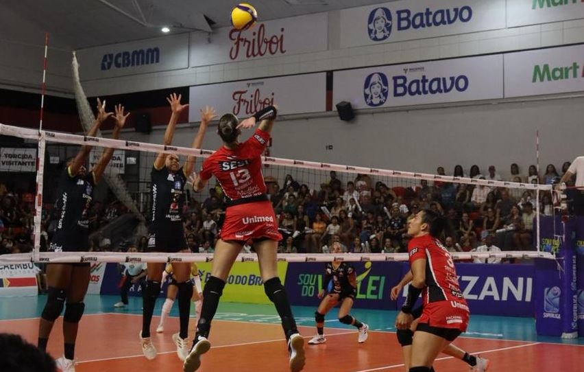Com show de Kasiely nos bloqueios, Sesi Vôlei Bauru vence Batavo Mackenzie por 3 sets a 0