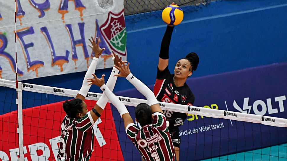Com bloqueios decisivos na reta final, Sesi Vôlei Bauru vence Fluminense na Superliga