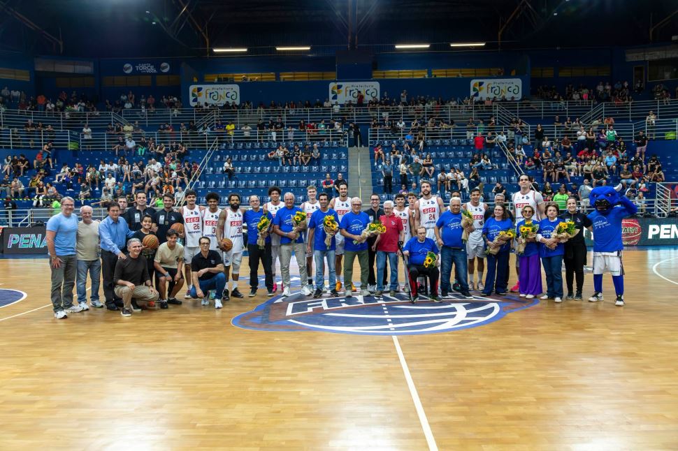 SESI Franca vence Mogi na prorrogação, garante liderança do Paulista e homenageia campeões de 1971