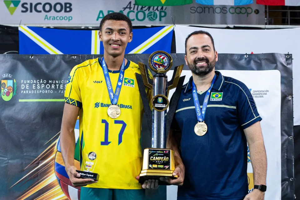 Pedro Henrique e Leandro Régis, do SESI Bauru, são campeões do Sul-Americano Sub-19