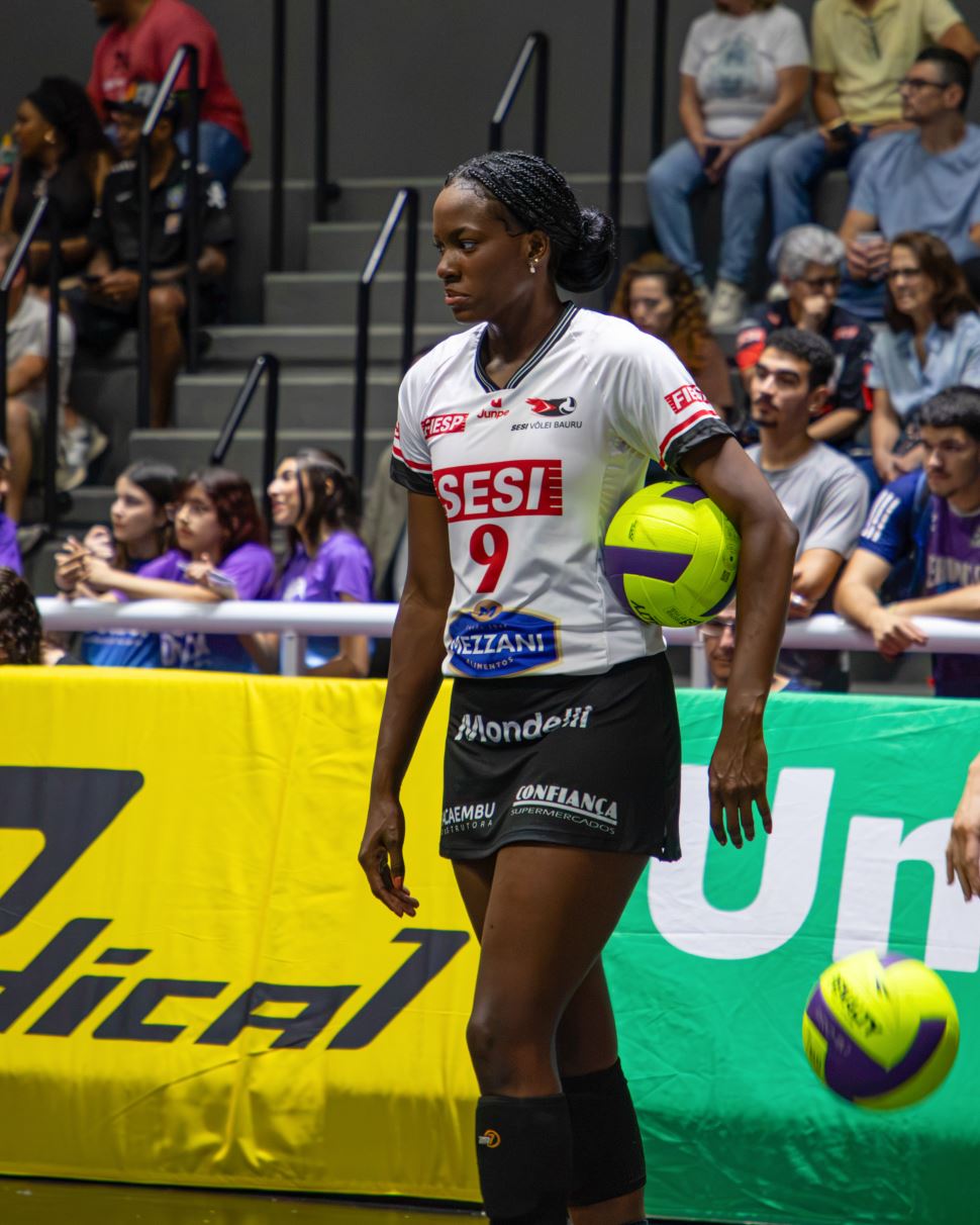 Lívia dos Santos sofre entorse no joelho