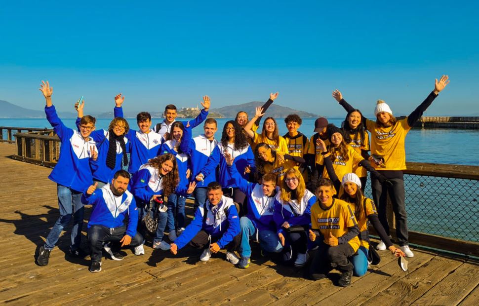 Trabalho em equipe, liderança e habilidades STEAM rendem prêmios internacionais para alunos e educador do Sesi e Senai-SP 