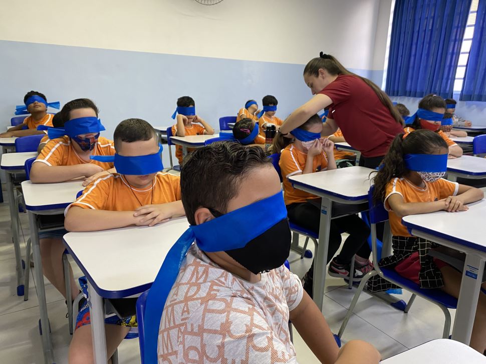Programa educacional do Sesi-SP fomenta protagonismo de aluna cega da rede pública de ensino