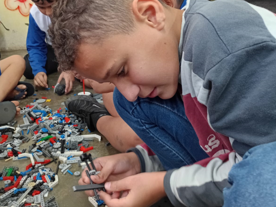 Aluno com deficiência visual participa da Escola de Robótica do Sesi-SP em parceria com o município de Mirandópolis 