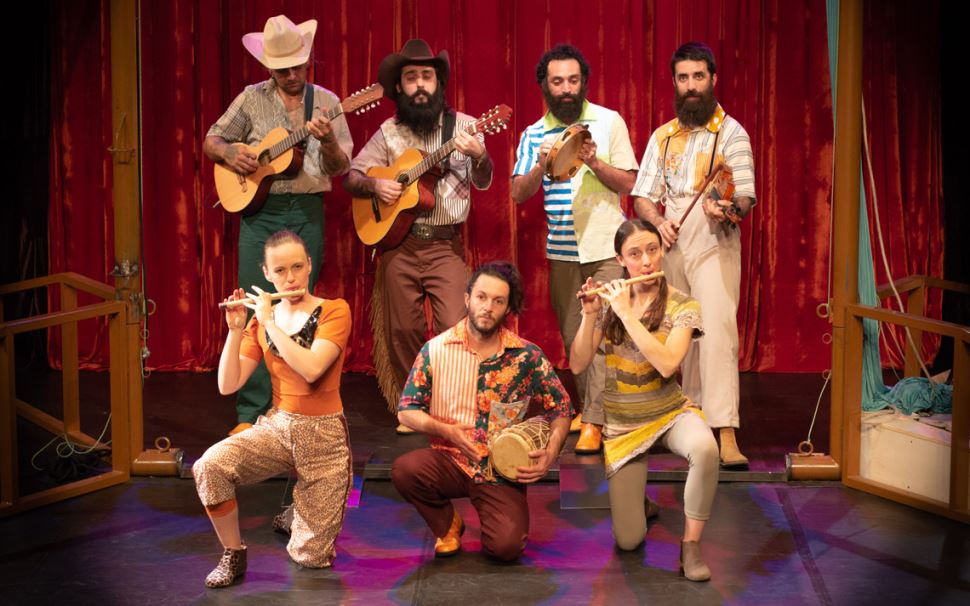 Entre acrobacias, palhaçadas e história cativante, Circo da Cuesta estreia no SESI São Bernardo do Campo