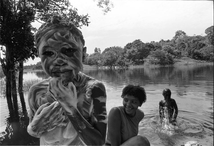 Fantasia e realidade amazônicas ganham foco na exposição 'O Norte sem norte': fotografias de Elza Lima