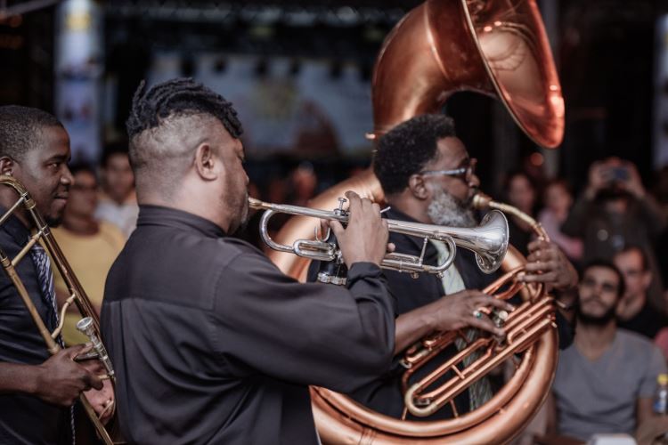 Orleans Street Jazz Band traz uma mistura surpreendente de ilustres temas do jazz com o tempero brasileiro