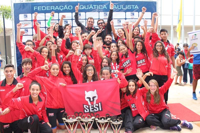 Equipe infantil de natação do Sesi-SP, campeã do Paulista de Inverno