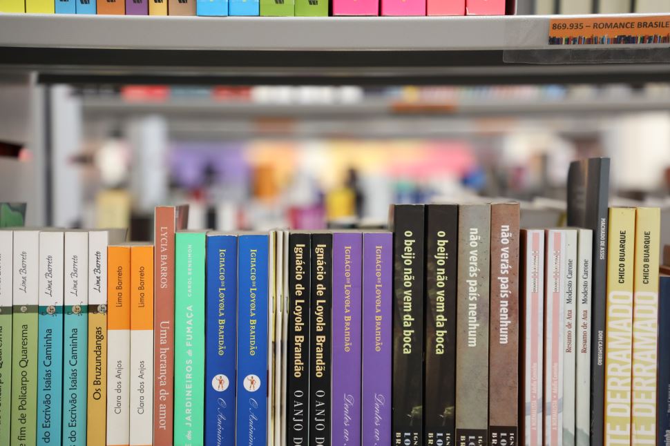 Biblioteca da ESC Atibaia disponibiliza livros para empréstimos