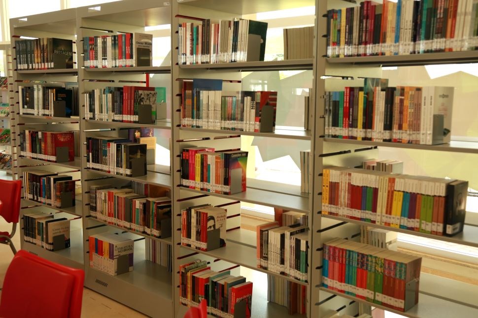 Biblioteca da ESC Santa Rita disponibiliza livros para empréstimos