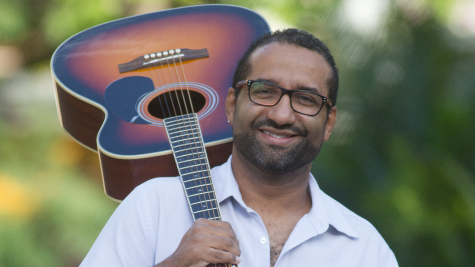 Antônio Lugão traz a bossa nova para a ESC Santa Rita em uma homenagem a João Gilberto e Tom Jobim 
