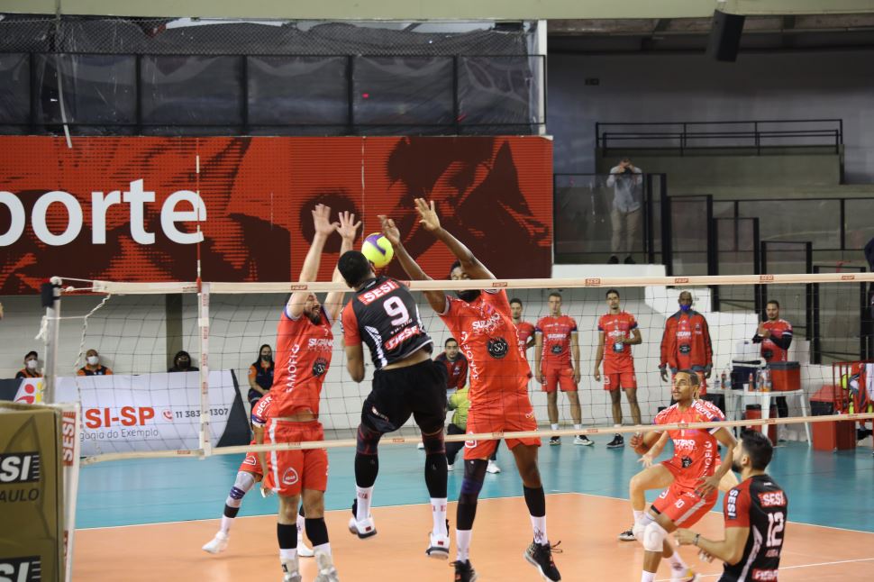 Time masculino de vôlei do Sesi-SP vence o Suzano Esporte Clube em seu sexto confronto válido pelo Paulista 2021