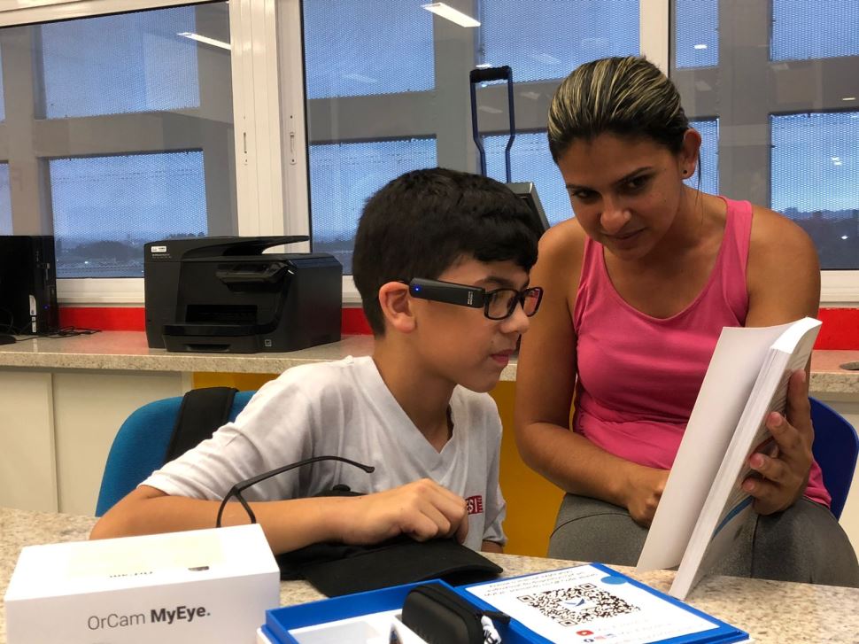 SESI SUZANO ENTREGA PARA ALUNOS COM BAIXA VISÃO ÓCULOS INTELIGENTE