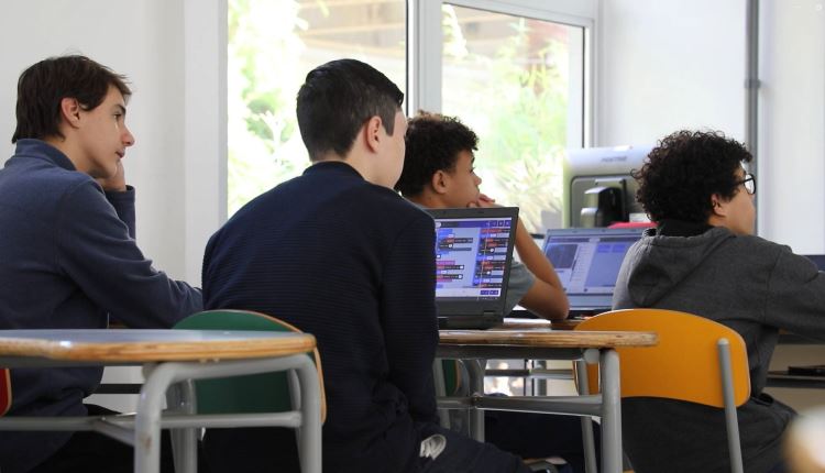 Alunos durante aula de robótica, no Sesi São José dos Campos