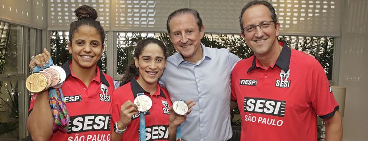 Paulo Skaf celebra conquista de medalhas por nadadoras do Sesi-SP