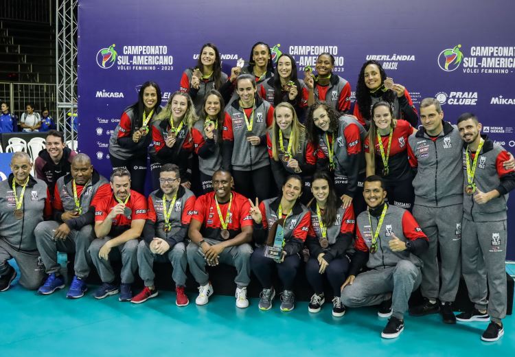 Sesi Vôlei Bauru vence peruanas e é terceiro no Sul-Americano de Clubes