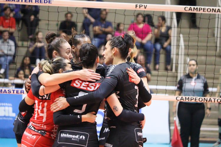 Sesi Vôlei Bauru e Sesi Vôlei duelam pelo Paulista nesta sexta-feira