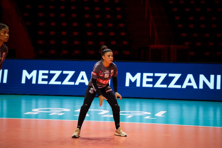 Sesi Vôlei Bauru renova com Léia para temporada 2025/26