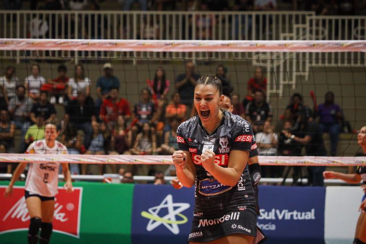 Melhor levantadora Sub-21 do continente, Amanda renova com o Sesi Vôlei Bauru