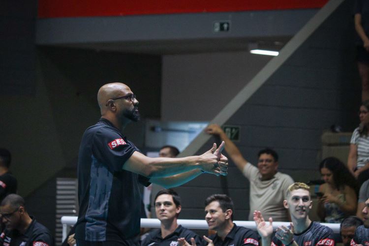 Sesi Bauru renova com técnico Anderson Rodrigues