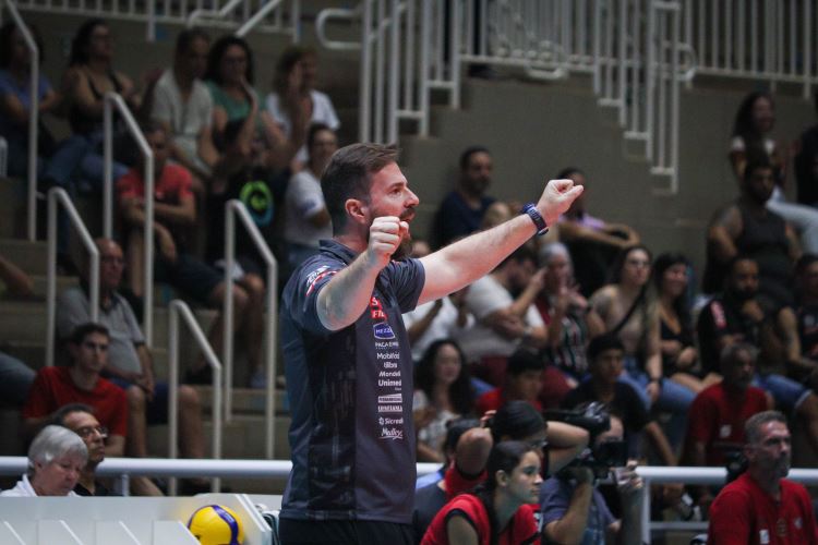 Sesi Vôlei Bauru renova com técnico Henrique Modenesi