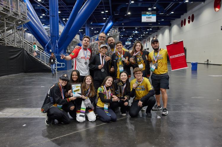 O prêmio dado aos alunos do Sesi Ipiranga e Senai Brás (equipe Robonáticos)