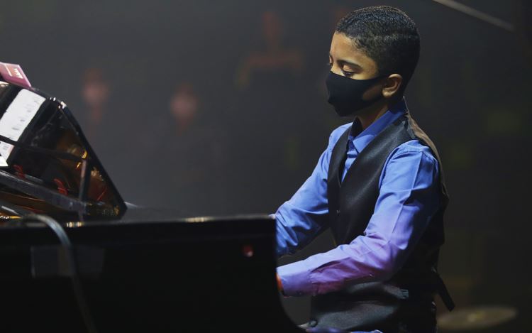 Isaque Alves da Silva ao piano