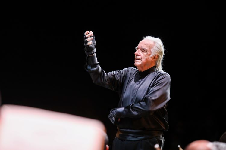 Bachiana filarmonica do Sesi-SP tocando as obras de John Willian, regida pelo Maestro João Carlos Martins;