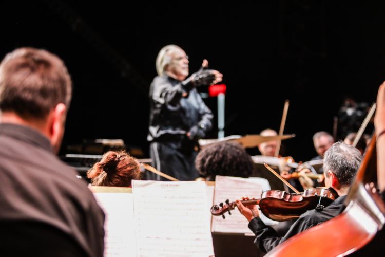 Bachiana filarmonica do Sesi-SP tocando as obras de John Willian, regida pelo Maestro João Carlos Martins;