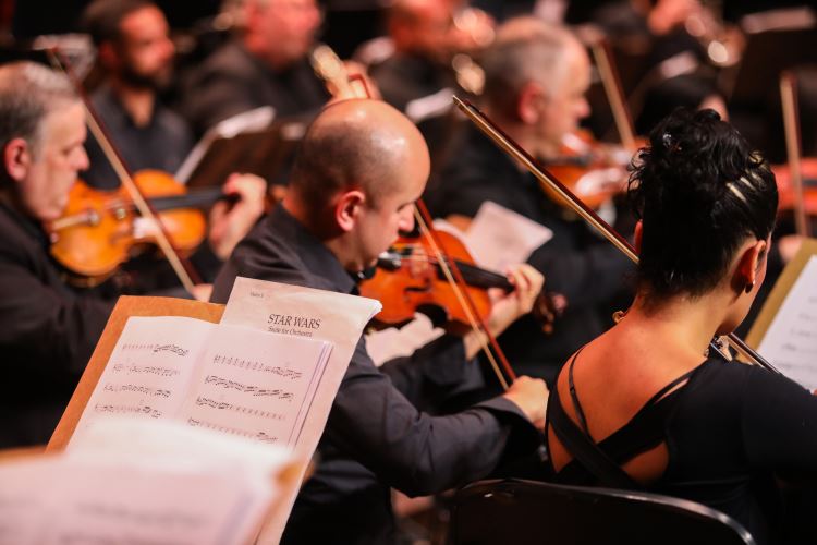 Bachiana filarmonica do Sesi-SP tocando as obras de John Willian, regida pelo Maestro João Carlos Martins;