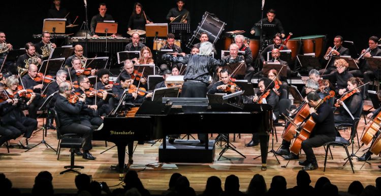 Bachiana filarmonica do Sesi-SP tocando as obras de John Willian, regida pelo Maestro João Carlos Martins;