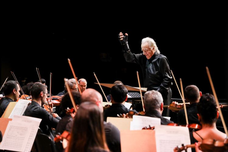 Bachiana filarmonica do Sesi-SP tocando as obras de John Willian, regida pelo Maestro João Carlos Martins;