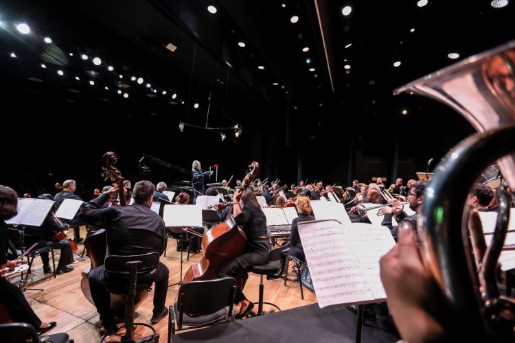 Bachiana filarmonica do Sesi-SP tocando as obras de John Willian, regida pelo Maestro João Carlos Martins;