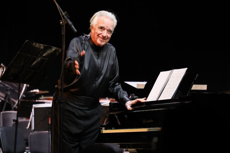 Bachiana filarmonica do Sesi-SP tocando as obras de John Willian, regida pelo Maestro João Carlos Martins;