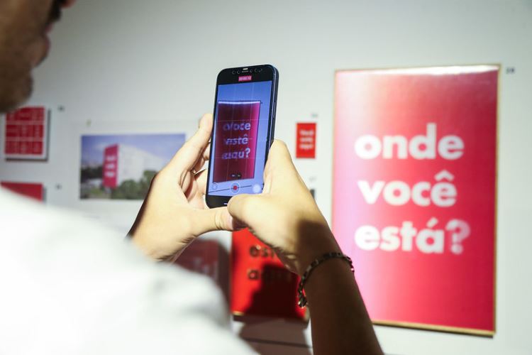 Mostra exibe retrospectiva e prospectiva do multiartista Tadeu Jungle, um dos precursores da videoarte no Brasil